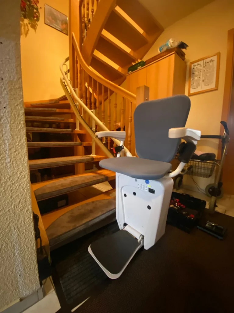 Lehner Alpha Classic im schmalen Altbau-Treppenhaus