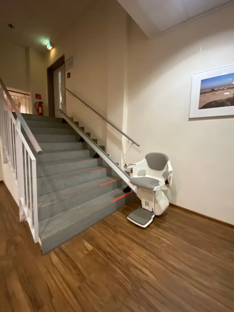TK Access Homeglide im öffentlichen Gebäude – der Fluchtweg bleibt frei