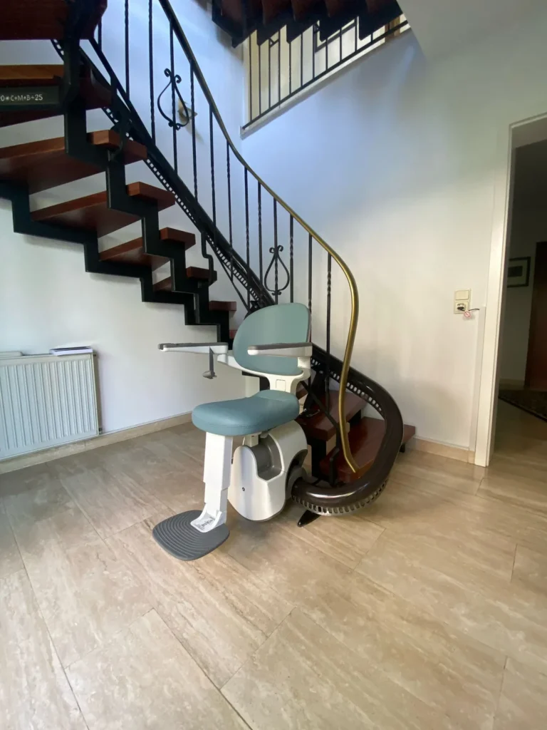 TK Access Flow X - Schiene farblich an die Treppe angepasst